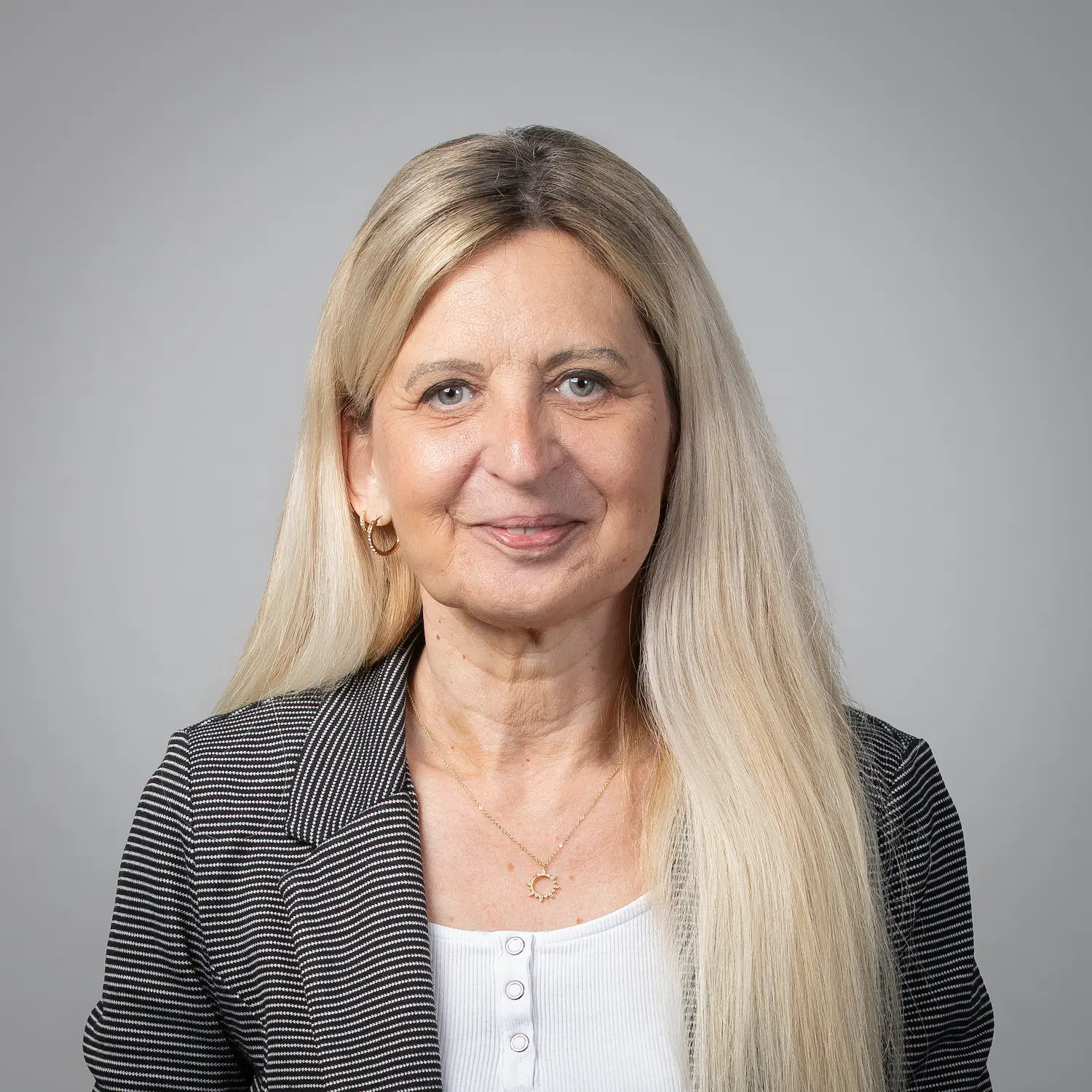 LSB_Mitarbeitende_Sandra_Depken Sandra Depken mit glattem braunem Haar, die einen schwarzen Blazer und ein weißes Hemd mit Kragen trägt, posiert für ein professionelles Portraitfoto vor einem hellen Hintergrund.