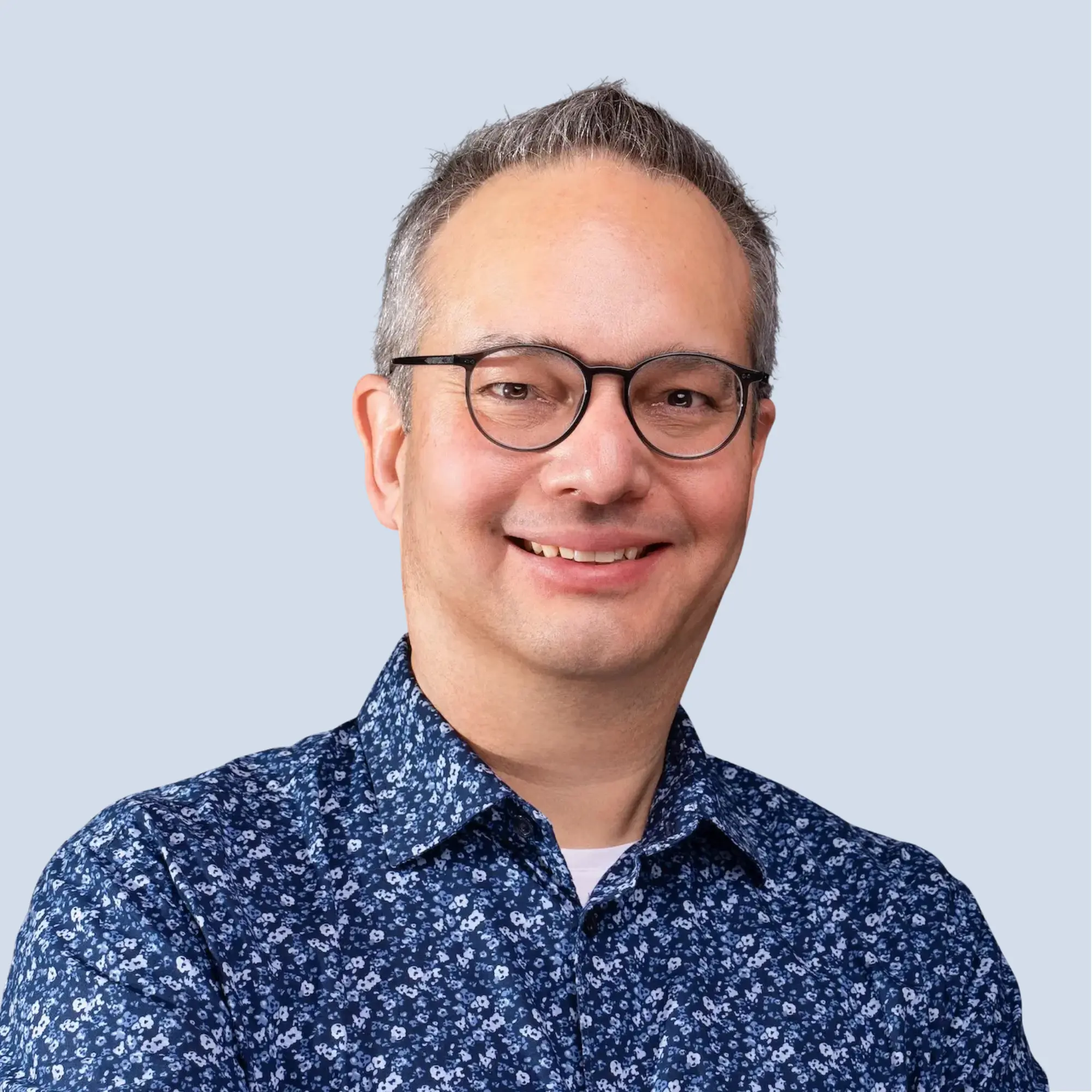 LSB_Hauptausschuss_Lars_Bankert Portrait Lars Bankert, Brille, gemustertes Hemd, Lächeln.