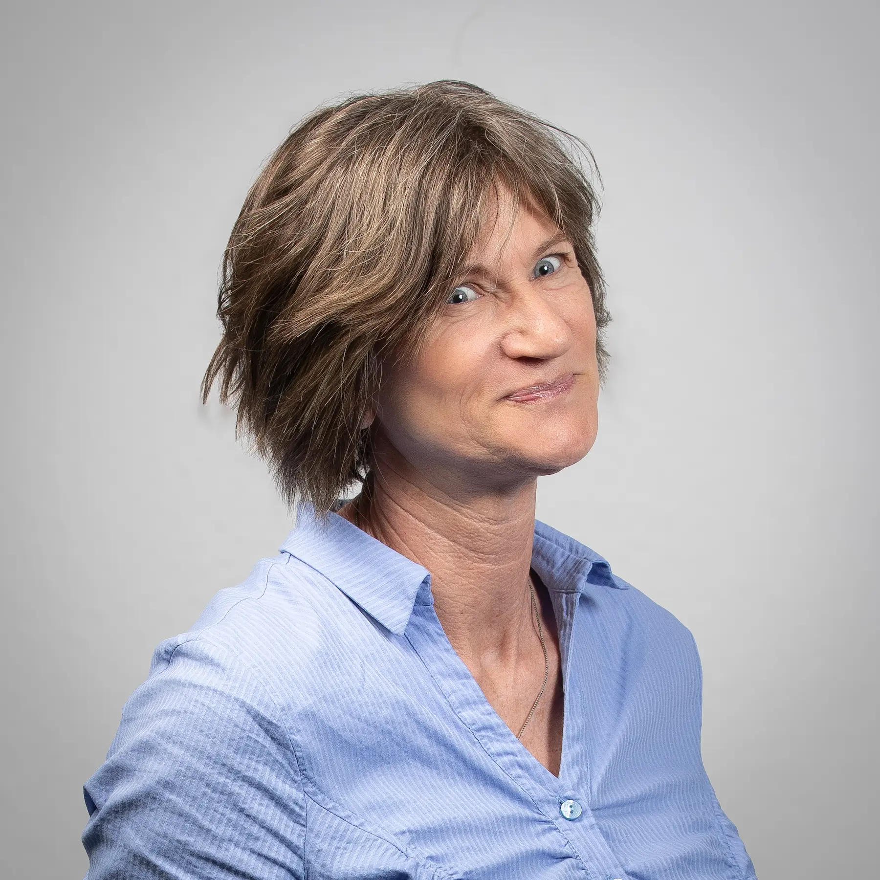 Andrea Zimmermann posiert für ein professionelles Portraitfoto vor einem hellen Hintergrund.