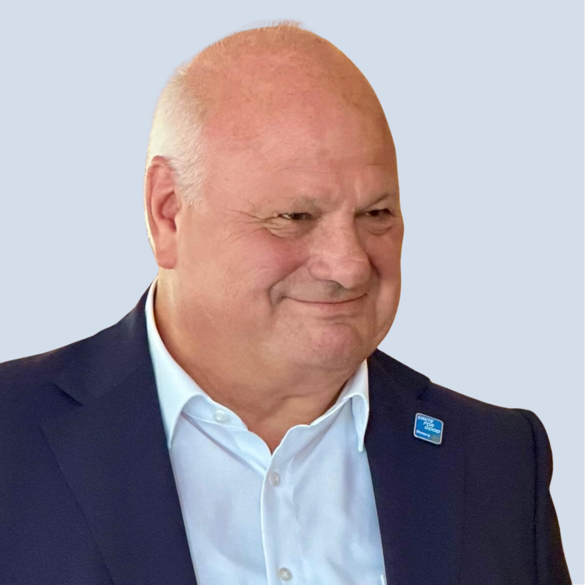 LSB_Hauptausschuss_Norbert_Blank Norbert Blank lächelt in die Kamera, Portrait vor einem hellblauen Hintergrund